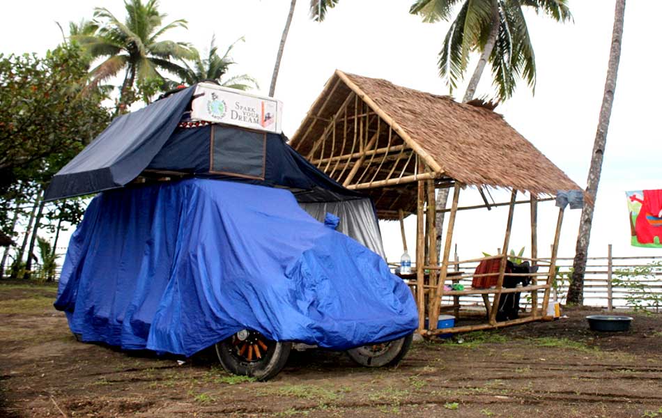 el coche cubierto para protegerlo de las lluvias en Indonesia