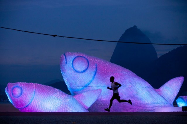 Botellas de plástico desechadas se convirtieron en una escultura gigante de un pez en Rio de Janeiro 03