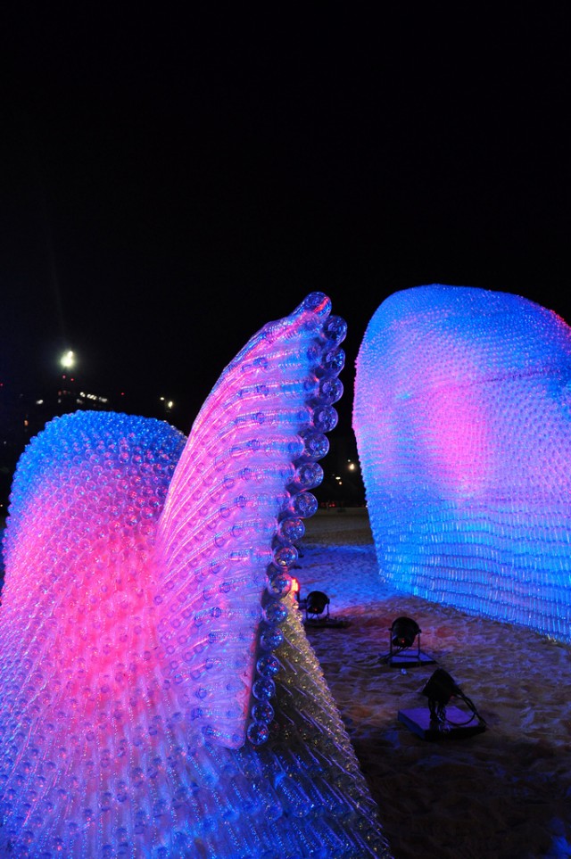 Botellas de plástico desechadas se convirtieron en una escultura gigante de un pez en Rio de Janeiro 05