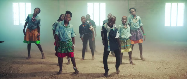 Niños huérfanos de África bailan para exaltar el nombre de Dios